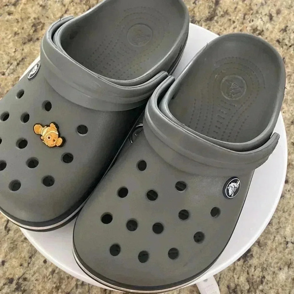 𝅺UNISEX Crocs Size Junior 2 Gray Pre-Loved Jibbitz Nemo Included - Picture 3 of 7
